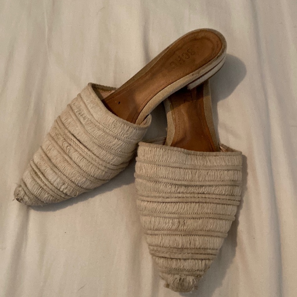 Schutz size 7.5 Cream Pointed Toe Mules